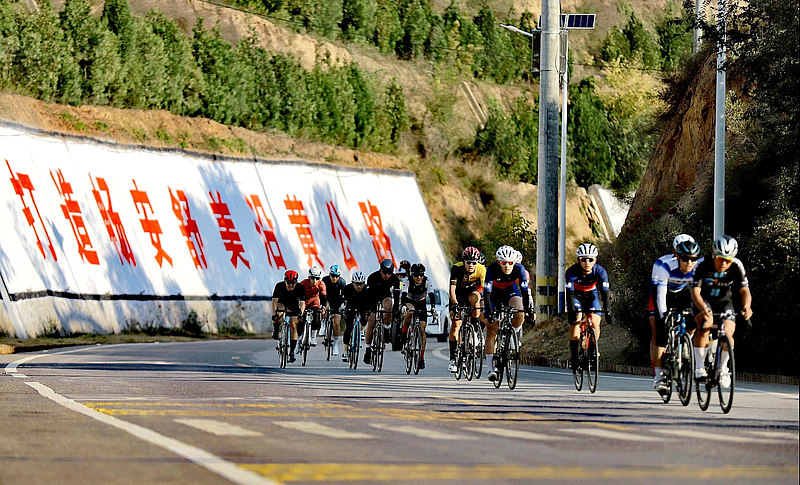 “骑”乐无穷！陕西省渭南市公路局护航沿黄公路国际自行车赛